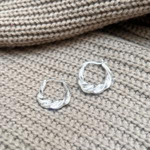 Pendientes de aro de latón retorcido, Pendientes delicados de latón bañado en plata, Pendientes finos de latón para mujer, Pendientes de latón texturizado al por mayor - Product Image 6