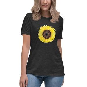เสื้อยืดลายดอกทานตะวันทรงเข้ารูปทันสมัยสำหรับฤดูร้อน ผลิตจากโพลีเอสเตอร์เนื้อนุ่มและผ้าถักที่ระบายอากาศได้ดี ช่วยให้สวมใส่สบายและระบายอากาศได้ดี - Product Image 2