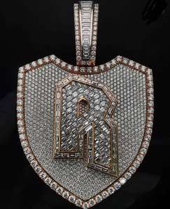Colgante de lujo de plata de ley 925 certificada con diseño de escudo de hip hop, moissanita gruesa y circonitas, hecho a medida - Product Image 1