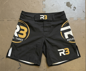 Pantalones Cortos de Lucha MMA Negros y Dorados para Hombre R3, Sublimación OEM, Secado Rápido, Ropa de Artes Marciales, Pantalones Cortos de MMA Unisex, Corte Regular, Talla Adulto - Product Image 1