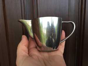 Jarra de Crema Moderna de Metal con Asa para Uso en Cafeterías y Restaurantes - Product Image 1