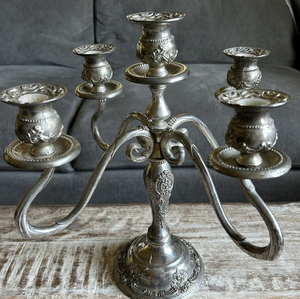 Candélabre de table vintage orné, plaqué argent, à 5 bras, avec des coupelles à bougies à motifs floraux détaillés et une colonne décorative à volutes. - Product Image 1
