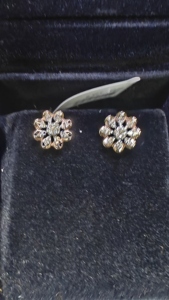 Boucles d'oreilles en diamant de laboratoire doré Design de mode Boucles d'oreilles en or avec diamant artificiel - Product Image 4