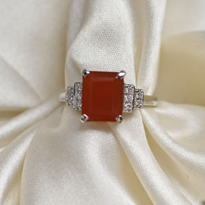 Bague de fiançailles en argent sterling avec onyx rouge taille émeraude, sertie à griffes, bijou de luxe minimaliste fait main, idéal pour les fêtes - Product Image 1