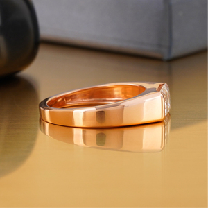 Anillo de Boda para Hombre en Oro Rosa de 14K con Diamante Cultivado en Laboratorio de Corte Esmeralda de 2.11 CT, Claridad VVS1, Buen Corte, Engaste de Bisel - Product Image 3