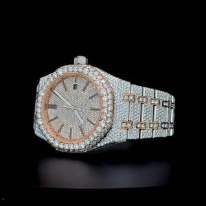 Reloj clásico bicolor en oro rosa con números con líneas interrumpidas, certificado por un probador de diamantes, completamente cubierto de diamantes con 27.5 quilates de moissanita VVS incrustada. - Product Image 3