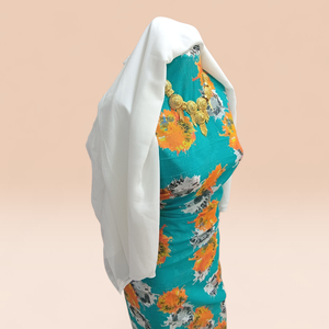 Dirac Turquesa Alemán-Suizo con Estampado Floral Naranja y Chal Blanco |   Vestido somalí de lujo para bodas y Eid - Product Image 2