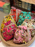 Sac Potli ethnique indien en satin brodé avec poignée en perles, sac à main pour femme, sac à cordon pour mariage, cadeaux de retour pour Sangeet, faveurs
