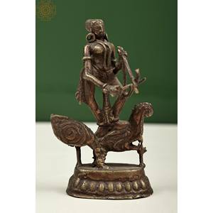 Escultura de estatua de latón de 4 pulgadas de dama tribal en Makra con artefactos de cola de pavo real - Product Image 1