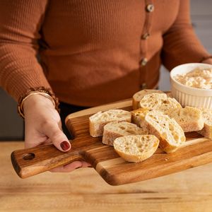 Tabla de Cortar de Madera Rústica Estilo Granja, No Tóxica, Fácil de Limpiar, Apta para Lavavajillas - Product Image 3