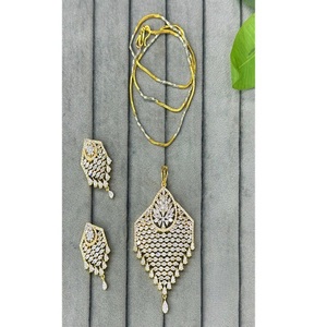 Ensemble pendentif et boucles d'oreilles en or finition charmante, orné de pierres CZ, pour les mariages et les soirées, collection pour femmes. - Product Image 2