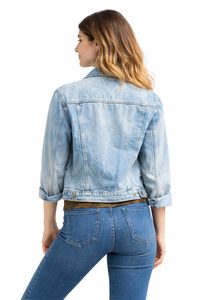 Chaqueta vaquera azul clásica para mujer, diseñada con un corte ajustado que favorece la figura, con un acabado suave y lavado que se siente cómodo. - Product Image 3