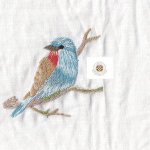 Serviette brodée Nightingale, qui évoque des moments de calme et de détente pendant le thé. - Product Image 1