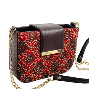 กระเป๋าสะพายข้างขนาดเล็กพิมพ์ลายอาจรักห์ Crimson Heritage สายโซ่ทอง ทำด้วยผ้าแฮนด์เมด กระเป๋าถือสะพายไหล่สำหรับผู้หญิง ใช้ได้ทุกวัน สไตล์ลำลอง - Product Image 1