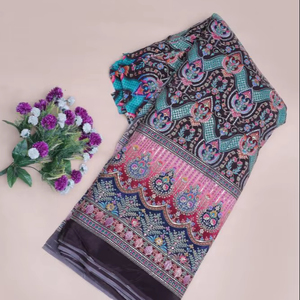 ผ้าพิมพ์ลายดอกไม้เรขาคณิตสไตล์ชาติพันธุ์สีน้ำตาลกาแฟแบบเครปธรรมชาติ พร้อมขอบตกแต่งอย่างสวยงาม เหมาะสำหรับทำชุดคุर्ติ - Product Image 1