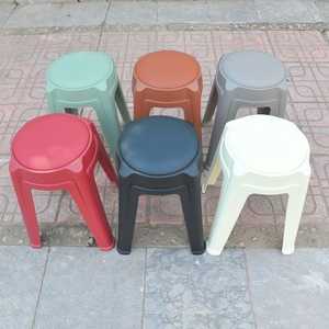 Le tabouret en plastique rembourré de couleur blanche - La chaise de jardin confortable, compacte et élégante - Product Image 2