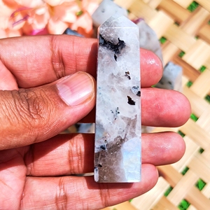 Obelisco de Piedra Lunar Arcoíris Natural, Torre de Cristal con Destello Azul, Piedra Curativa, Reiki, Meditación, Decoración Energética, Hecho a Mano, Feng Shui - Product Image 3