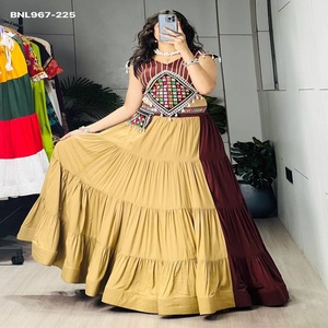 Lehenga de Rayón y Algodón de Alta Calidad con Volantes en Color Marrón y Beige Liso, con Bolso y Blusa con Bordado Gamthi, Proveedor Indio - Product Image 1