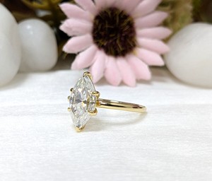 Bague de fiançailles solitaire en moissanite taille marquise 2 carats, plaqué or jaune 14K, sertissage à griffes, luxe chrétien, pour anniversaire et mariage - Product Image 2