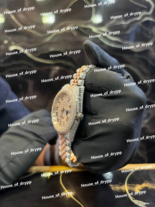 Reloj con Esfera Romana con Incrustaciones de Diamantes, Acero Inoxidable con Bisel y Brazalete de Diamantes Cultivados en Laboratorio VVS, Acabado en Dos Tonos, Visualización de Fecha - Product Image 2