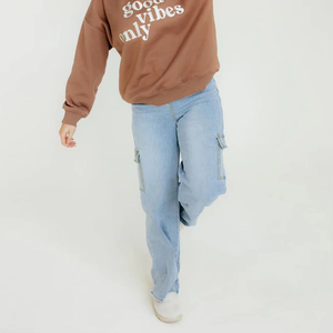 Jean cargo bleu clair pour femme, taille mi-haute, coupe ample, longueur intégrale, en denim uni, style décontracté printemps, avec poches, effet délavé - Product Image 1