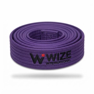 Ceinture de BJJ WIZE INTERNATIONAL violette pour adulte unisexe, 100% coton, durable, logo brodé sur le devant, coupe classique - Product Image 3