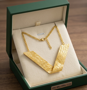 Collier pendentif en laiton texturé en forme de V fait main, chaîne dorée, revêtement anti-ternissement, longueur 22 pouces, pour femme - Product Image 1