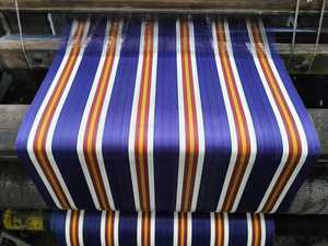 Rouleau de tissu tissé en PP recyclé écologique, motif rayé bleu et jaune, pour sacs de courses, emballage textile durable et résistant - Product Image 2