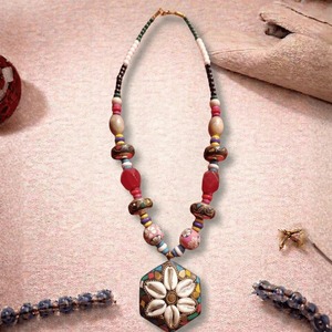 Collier pendentif mosaïque Meher Rang Cowrie, best-seller, fait main, bijoux ethniques pour femmes, style bohème, disponible à la vente - Product Image 6