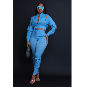 Ensemble deux pièces personnalisé avec logo OEM pour femme : Crop top épaules découpées et pantalon de jogging à cordon de serrage – Survêtement décontracté et sexy - Product Image 2