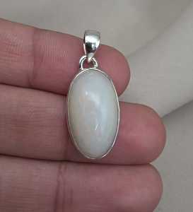 Colgante de Ópalo Blanco Natural en Cabujón, Plata de Ley 925, Joyería Artesanal con Gema Ovalada, Regalos - Product Image 2