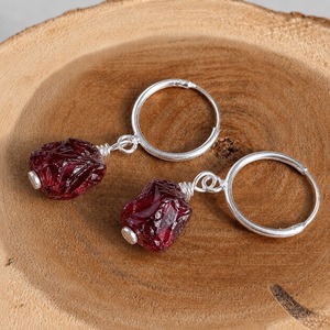 Boucles d'oreilles créoles en grenat brut plaqué argent - Boucles d'oreilles pendantes en pierre de naissance naturelle pour femme, bijou de guérison par les cristaux, cadeau pour elle - Product Image 3