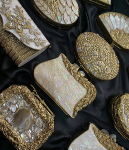 กระเป๋าคลัทช์เรซินที่ดีที่สุดสำหรับผู้หญิงมีลวดลายดอกไม้ - Product Image 1