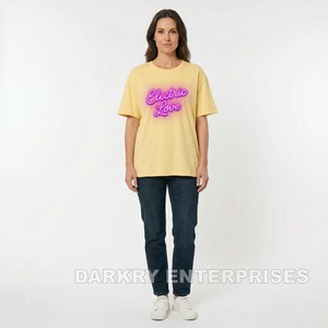 Camiseta Personalizada para Mujer, Color Rojo, con Estampado de la Frase 'Define Romance', Cuello Redondo, Estilo Casual, Marca Privada, Camiseta de Algodón con Gráficos para Mujer - Product Image 4