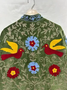 Chaqueta de terciopelo bordada Suzani, estilo bohemio, floral, hecha a mano, prenda exterior llamativa, moda artesanal única y sostenible. - Product Image 4