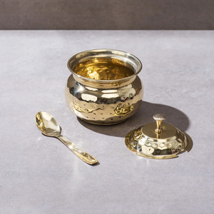 Pot à ghee en laiton fabriqué en Inde avec couvercle et cuillère, à prix direct usine abordable, idéal pour le ghee et autres produits à stocker dans la cuisine. - Product Image 2