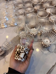 Verres à vin en grès en forme de coquillage, design français artisanal en laiton – Cadeau jetable pour fête, mariage, anniversaire, demoiselle d'honneur - Product Image 1