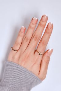 Faux ongles à presser French manucure avec nœud mignon, couleur nude, forme amande, en ABS, estampage doré, 24 pièces, usine OEM ODM - Product Image 3