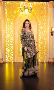 ชุดเสื้อท็อป-กางเกงพลัสโซ่-ผ้าคลุมไหล่สีแดงสำหรับงานปาร์ตี้ของผู้หญิง แบรนด์ Shree Hari Fashion-SR ดีไซน์เนอร์ พร้อมงานปักหนัก ดูสง่างาม - Product Image 6