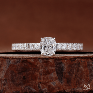 Anillo de compromiso con diamante cultivado en laboratorio de 0.5 quilates, corte cojín alargado, certificado IGI, con banda pavé tipo catedral, oro blanco de 10K. - Product Image 1