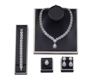 Conjunto de Joyería Nupcial: Collar, Pendientes y Pulsera de Zirconia con Baño de Rodio en Latón, en Caja de Regalo para Bodas y Fiestas - Product Image 1