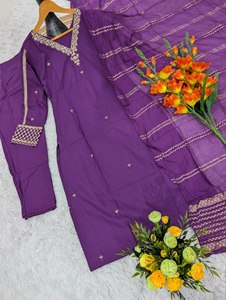 Ensemble Kurta et pantalon en viscose de soie violette de qualité supérieure avec dupatta tissé pour femme, tenue ethnique de créateur pour fêtes et occasions spéciales - Product Image 5