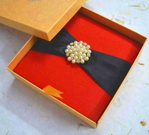 Caja de Invitación de Boda de Seda Roja de Lujo, Cinta de Satén Negra, Broche de Perlas Doradas, Caja con Invitación, RSVP y Caja Exterior - Product Image 5