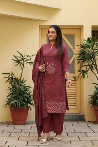 Ensemble Kurti droit en pur coton de qualité supérieure pour femme, avec pantalon et dupatta, orné de motifs miroir et imprimés - Product Image 4