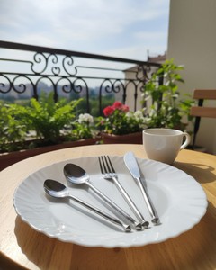 Ensemble de couverts élégants et écologiques en acier inoxydable - Lavables au lave-vaisselle et légers pour les fêtes et les repas en plein air - Product Image 3