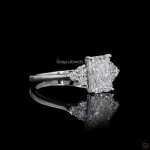 Anillo de compromiso de oro macizo de 10K, 14K, 18K o plata 925, 935 con diamante radiante cultivado en laboratorio certificado por IGI y diamantes laterales clásicos. - Product Image 3