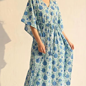 Robe kaftan en coton bleu à fleurs pour femmes, coupe décontractée, maxi pour l'été - Product Image 1