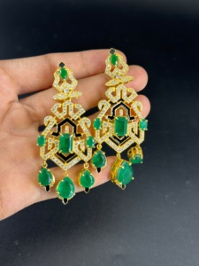 Pendientes de lujo chapados en oro con piedra doble verde y trabajo de Meena negra para mujer - Estilo nupcial tradicional indio - Product Image 5