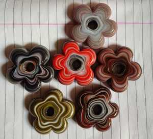 ลูกปัดแก้วลายดอกไม้แบบขายส่ง |   กล่องบรรจุภัณฑ์ลายดอกไม้ 5 กลีบ ขนาด 35x40 มม. สำหรับตกแต่งนาฬิกา - Product Image 6