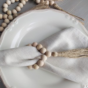 Anneau de serviette personnalisé en perles de bois style bohème avec pompon en jute |   Décoration de table pour Noël et Thanksgiving, porte-serviettes en bois rustique avec perles - Product Image 5